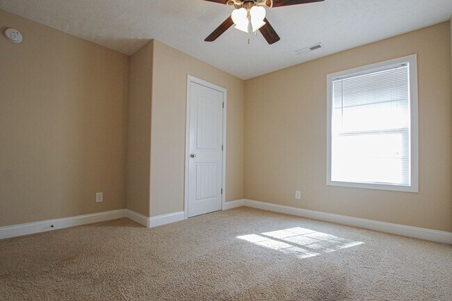 Building Photo - Pet Friendly Ranch!