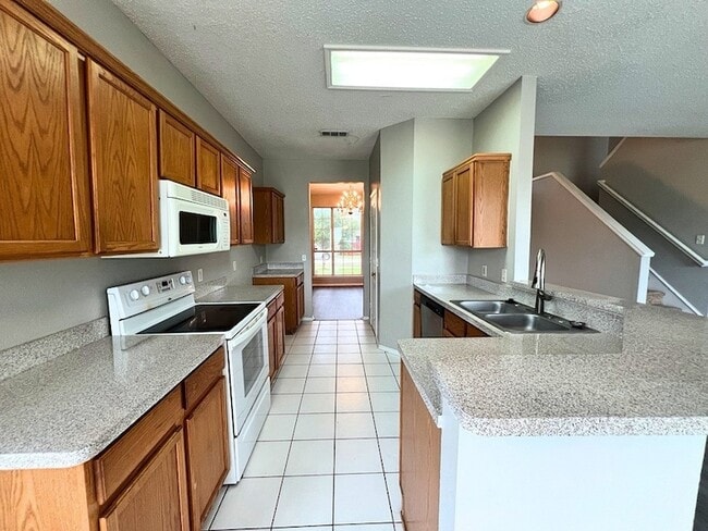 Building Photo - 2805 Crater Lake Ln