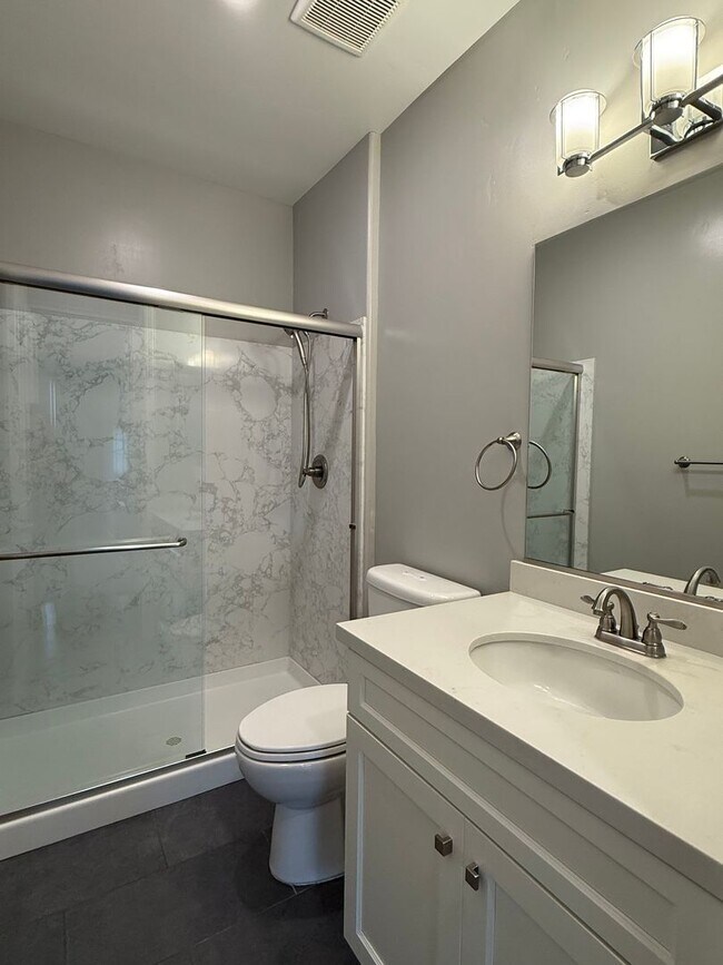 Building Photo - Gorgeous 4 Bedroom 3 Bathroom Single Level New Construction Home in Northeast Santa Rosa