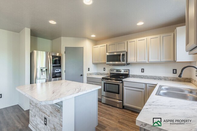 Building Photo - 4 Bed 2 Bath home for rent