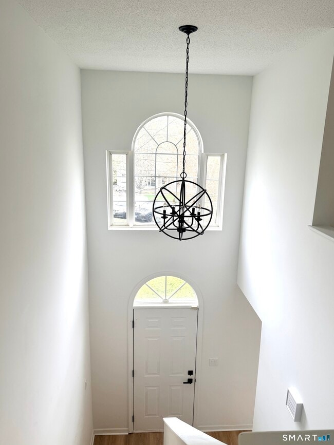 Building Photo - 19 Lakeview Dr