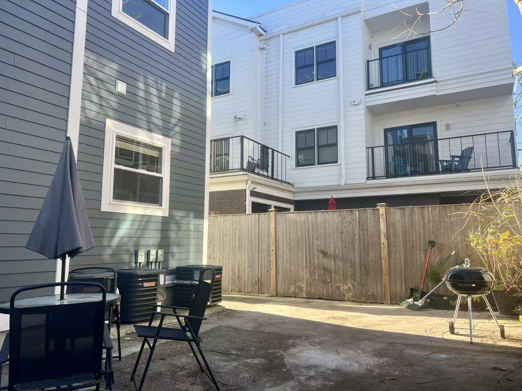 Building Photo - 19 Plymouth St