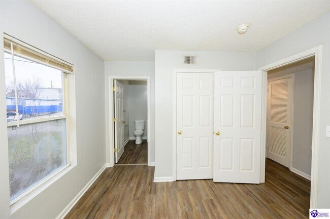 Building Photo - 622 Stewart St