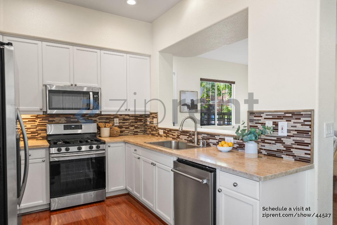 Building Photo - 896 Towne Dr