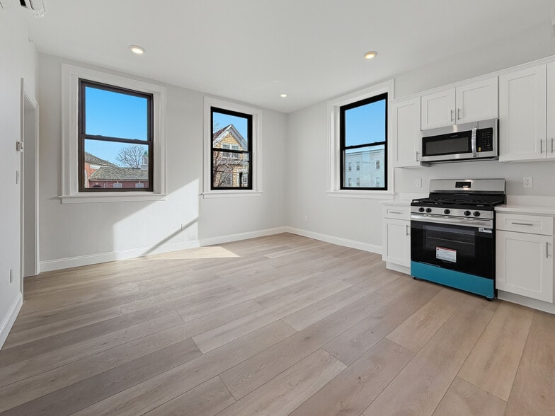 Building Photo - 220 Winthrop St