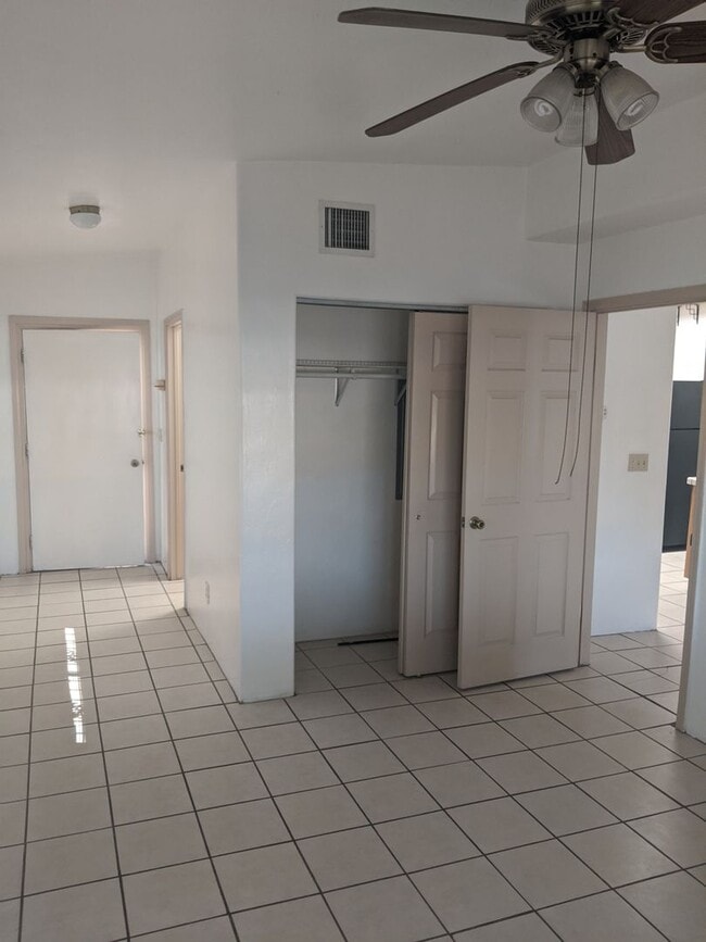 Building Photo - 1 Bedroom and 1 Bath Unit
