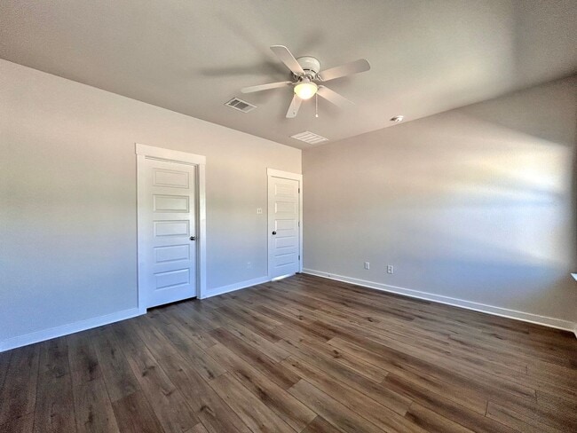 Building Photo - Spacious 3-Bed, 2-Bath Home with 2-Car Gar...