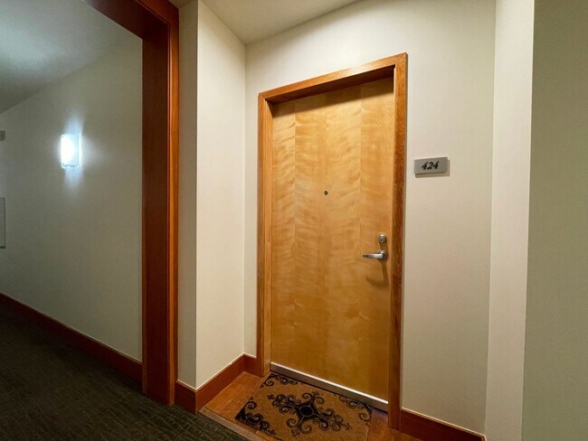 Building Photo - Gorgeous Furnished Pearl District Condo - ...