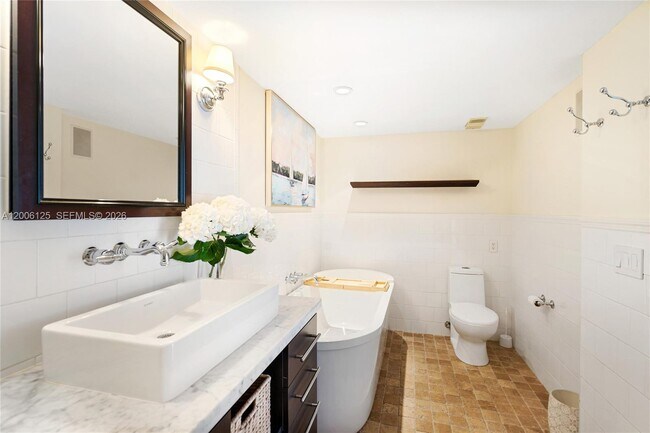 Building Photo - 600 NE 36th St