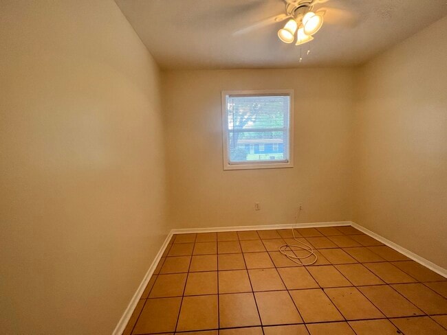 Building Photo - 3611 S Lakewood Dr
