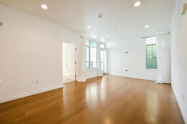 Building Photo - 2655 Bush St