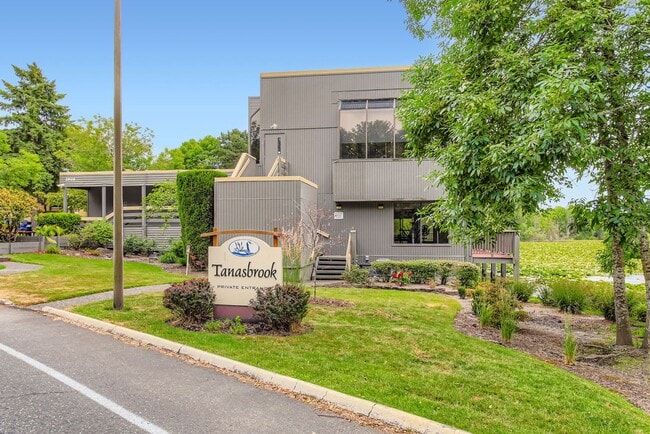 Building Photo - Beautifully Updated 2 Bedroom, 1.5 Bathroom Townhome-Style Condo in Tanasbrook, Near Tanasbourne!