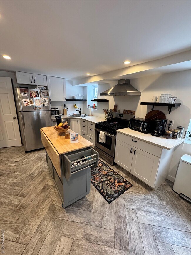 Building Photo - 122 E Fulton St