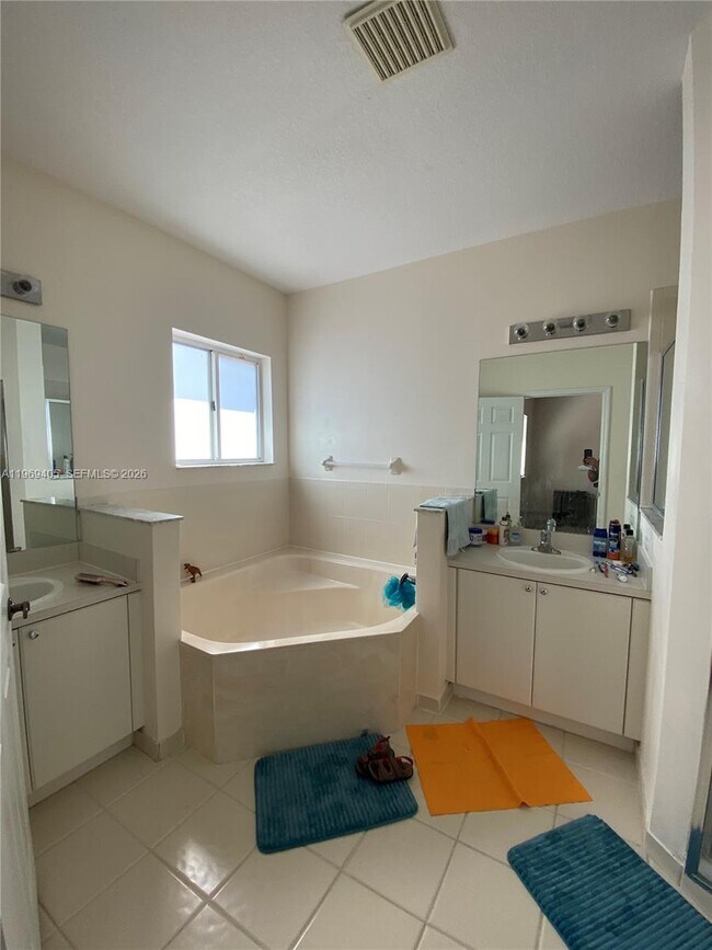 Building Photo - 1978 SE 23rd Terrace