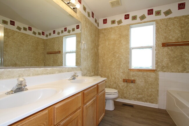 Building Photo - 24313 White Oak Dr