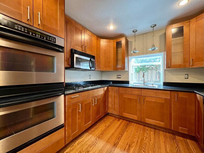 Building Photo - Spacious 4-Bed / 2-Bath Rancher near Linda Mar Beach