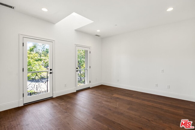 Building Photo - 520 N Palm Dr