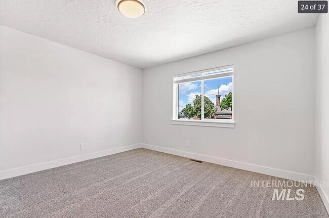 Building Photo - 208 S Nebraska Ave