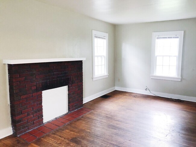 Building Photo - 323 S Eagleson Ave