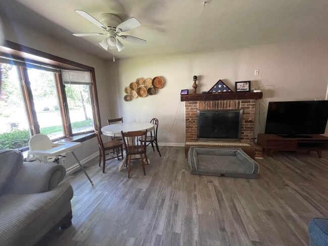 Building Photo - 3 Bedroom House