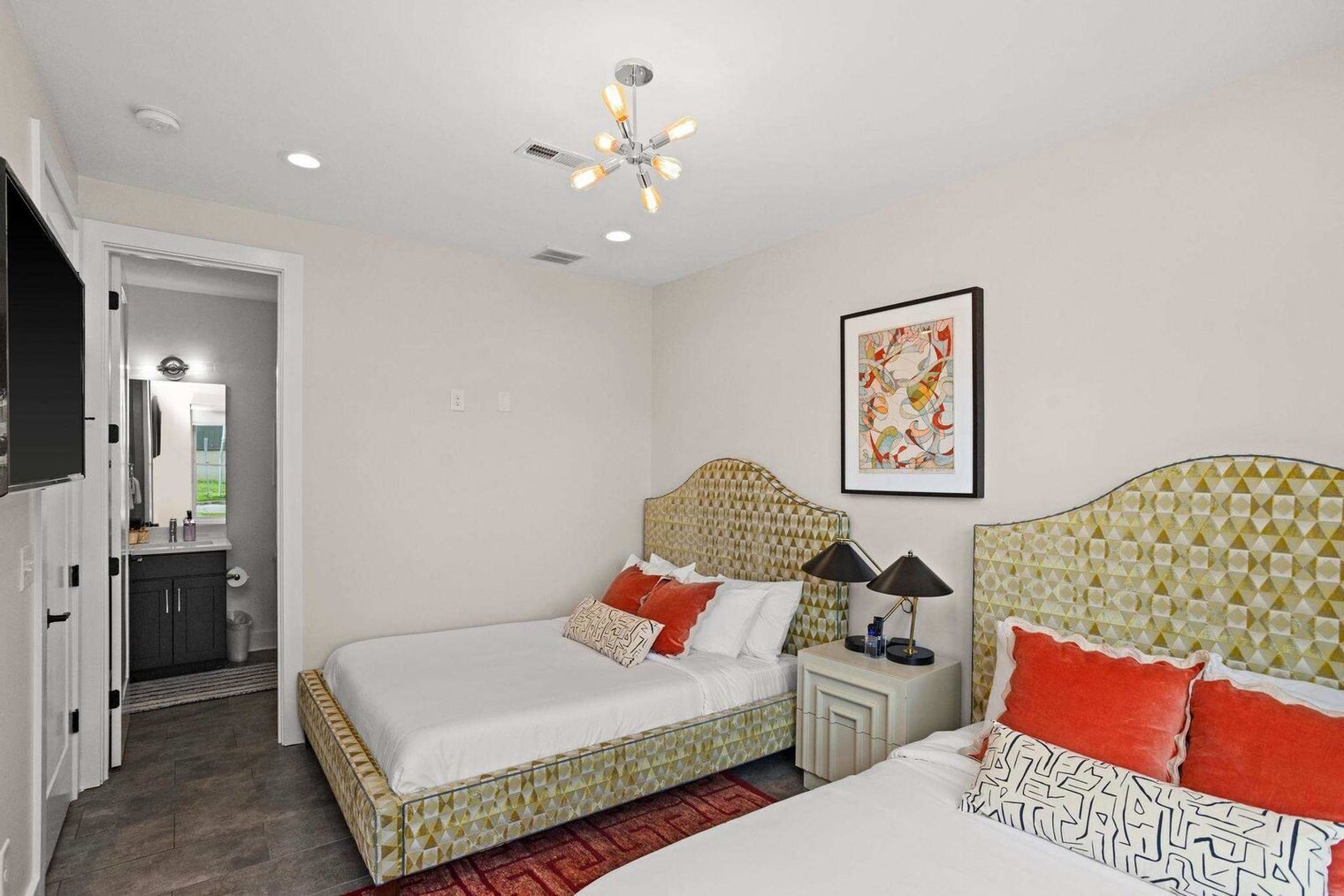 Building Photo - 770 E Argyle Ave