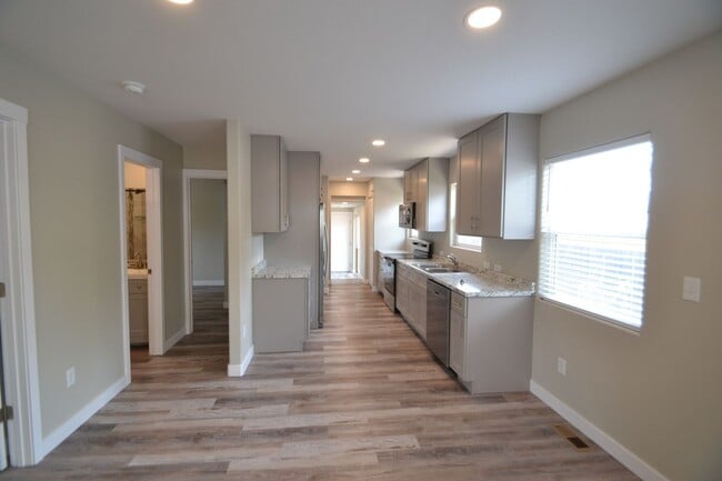 Building Photo - Beautiful 3 Bed 2 Bath with AC!