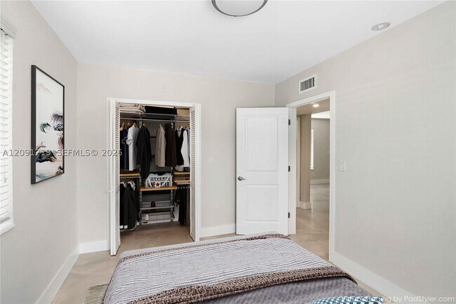 Building Photo - 930 SW 24th Ct