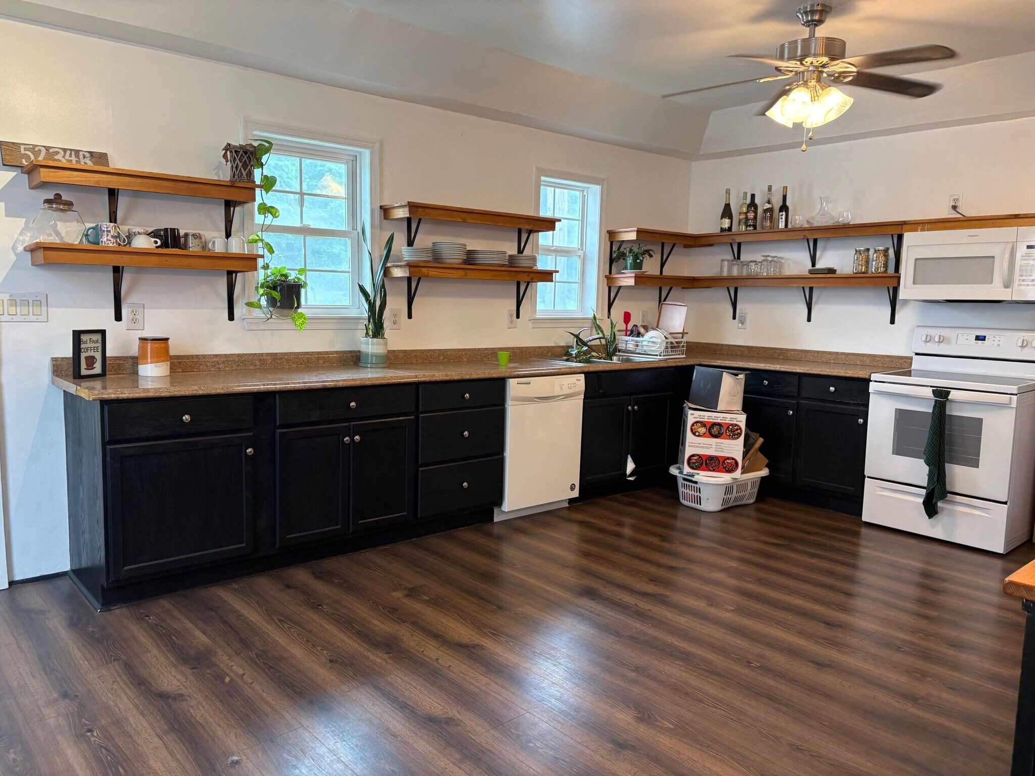 Kitchen - 5234 Lincoln Hwy W