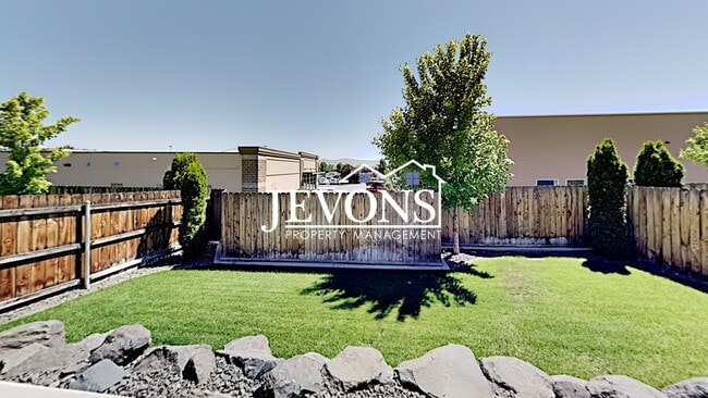 Building Photo - Spacious duplex with master bedroom, backy...