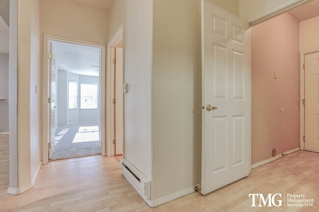 Building Photo - Spacious Ground-Level 2BD Condo with Garage & Resort-Style Amenities