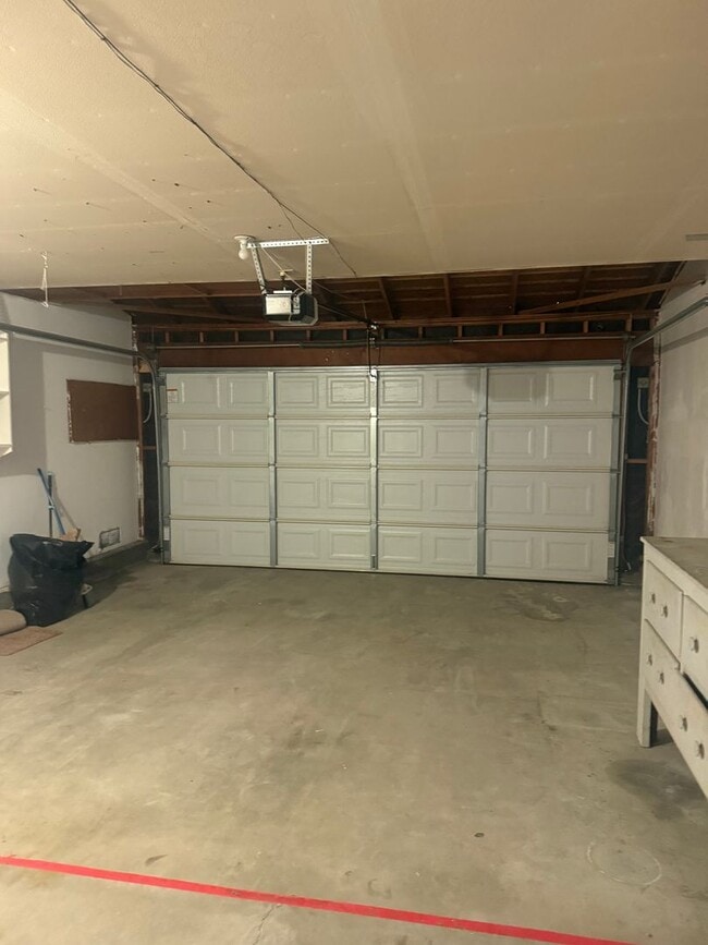 Building Photo - SPACIOUS 4 BEDROOM 3 BATH HOME