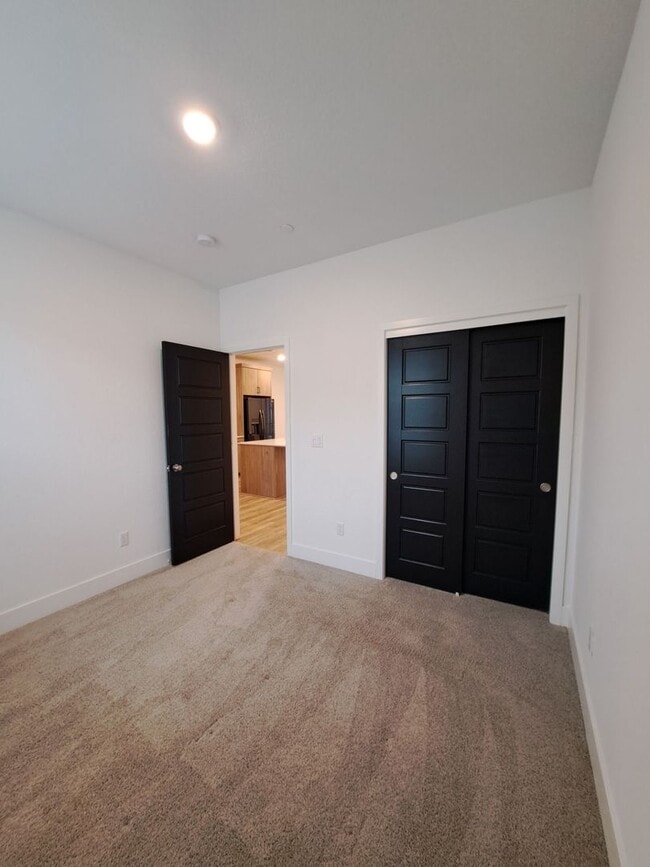 Building Photo - Fresno 3BR Pet-Friendly Townhouse with Community Amenities!