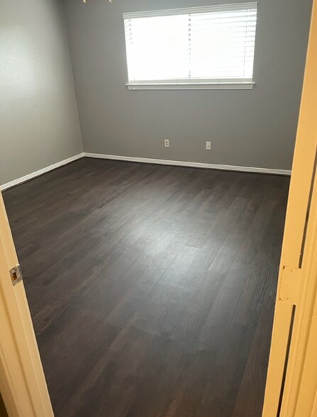 Building Photo - 1804 Camelot Cv