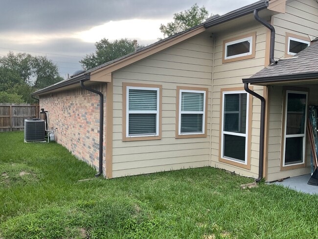 Building Photo - 15642 Scenic Haven Dr