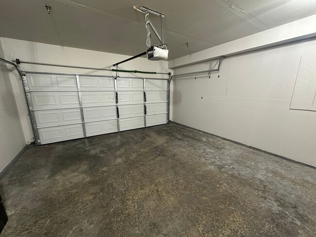 Building Photo - 2350 Simmons St