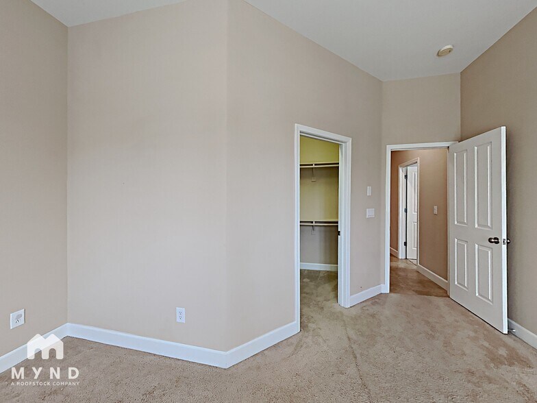 Building Photo - 5757 Meadow Park Dr