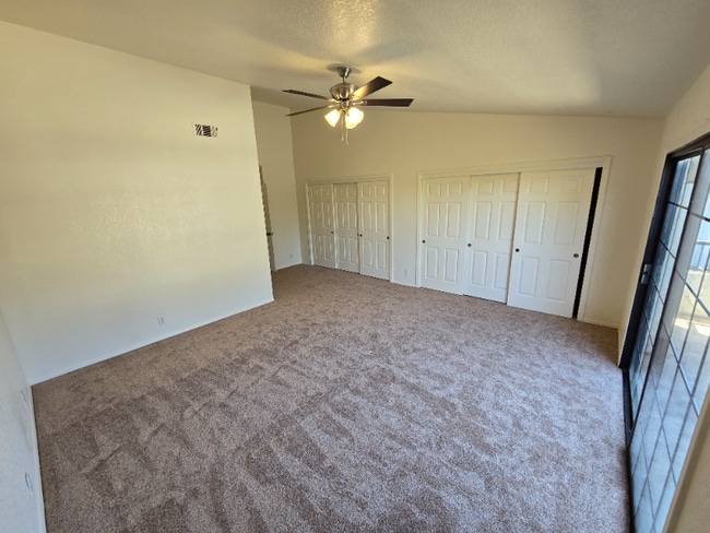 Building Photo - 652 Shady Ln