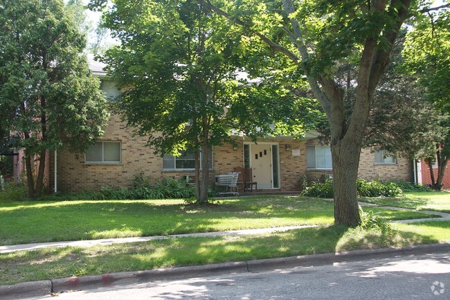 Building Photo - 1405 Trailsway