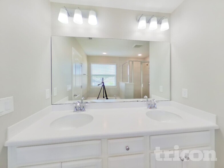 Building Photo - 9762 Lemon Grass Ln