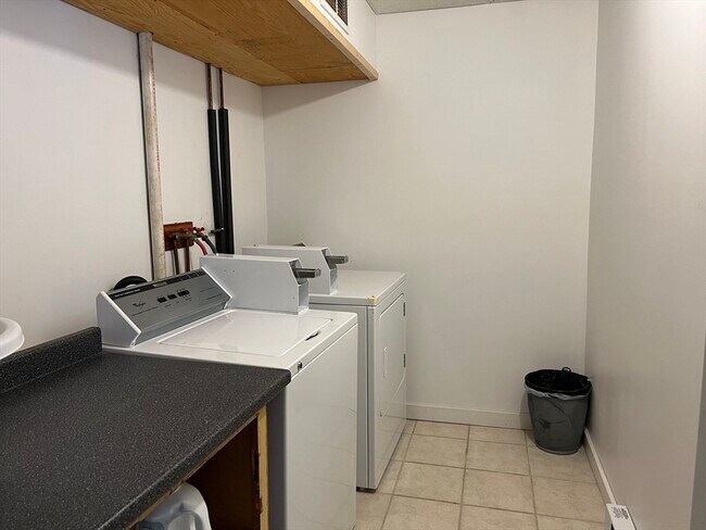 Building Photo - 131 School St