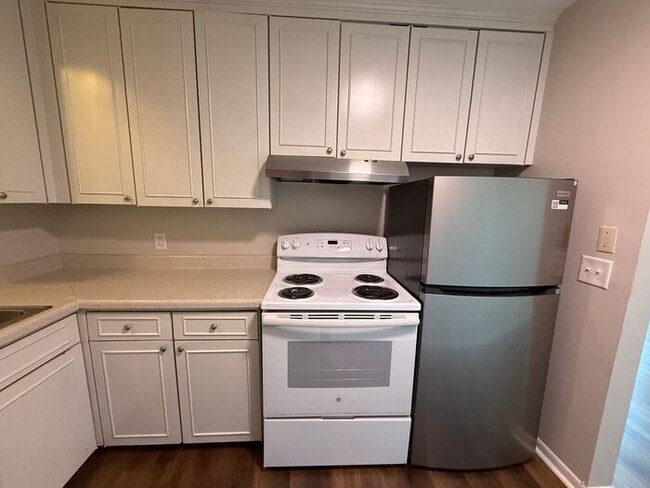 Building Photo - 2 Bedroom Unit was recently renovated. Liv...
