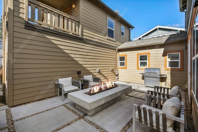 Building Photo - **UNFURNISHED** Charming and unique 2 BR in an upscale west Bend neighborhood