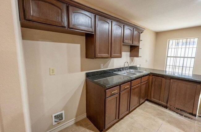 Building Photo - 204 N Espana Dr