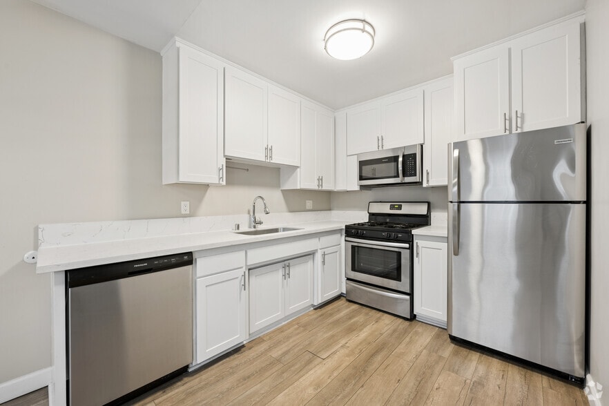 1BR, 1BA - 690SF - Kitchen - The Capri