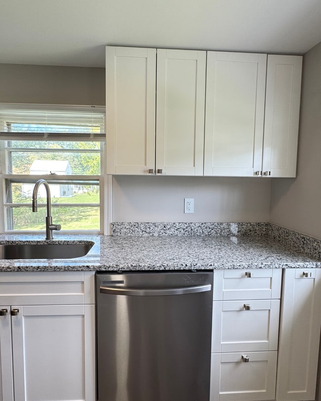 Building Photo - 2 Bed 2 Bath House on Easley Avenue | Fairview Heights, Lynchburg VA