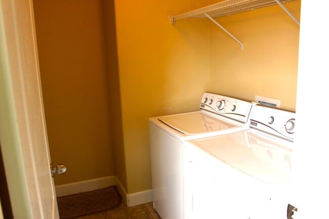 Building Photo - Charming Single-Level Bend Home with New Carpet and Big Yard