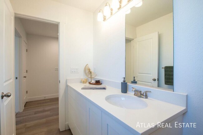 Building Photo - 3645 Verde Dr