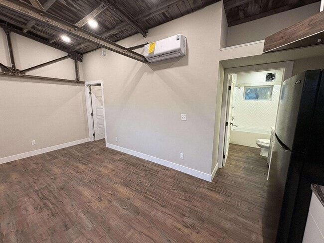 Building Photo - Cute studio