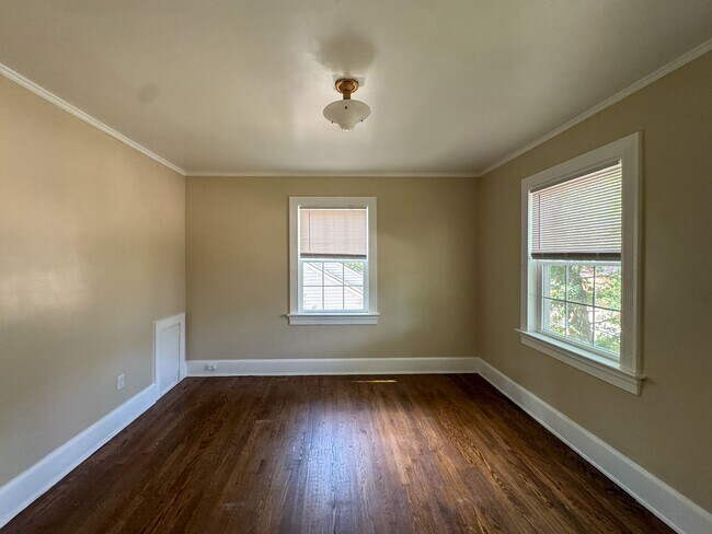Building Photo - 512 1/2 Westmont Drive