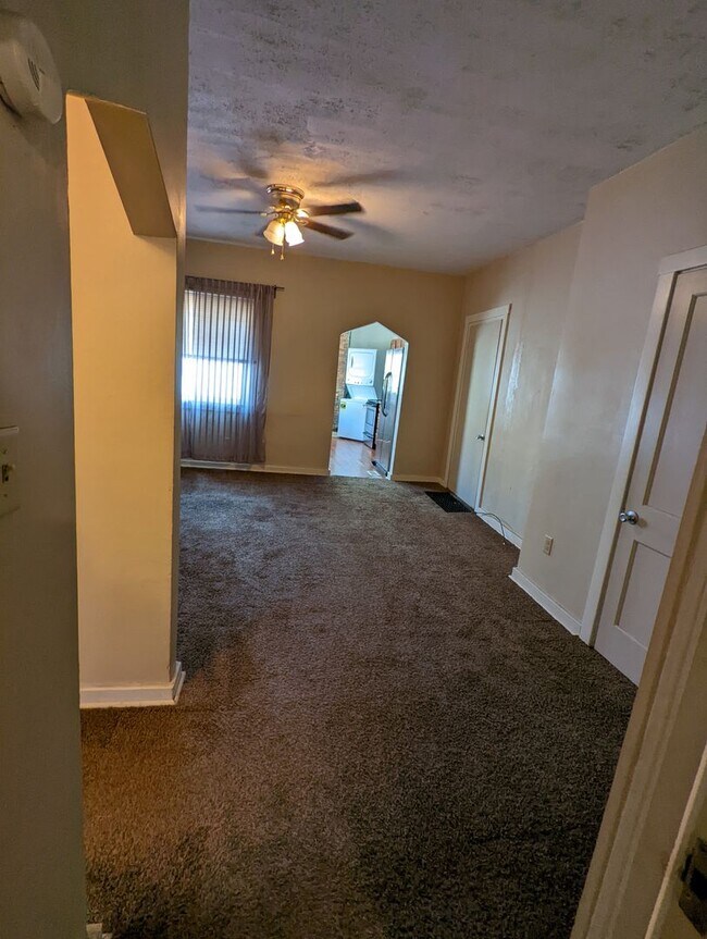 Building Photo - Large 2 Bedroom Close to Carson St -- Avai...